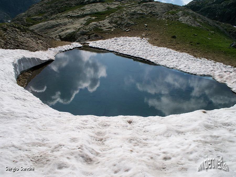 10 Secondo laghetto con cornice di neve.JPG